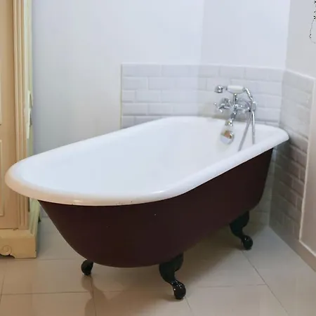 Spacious & Quiet Miracle In Trastevere * Рим