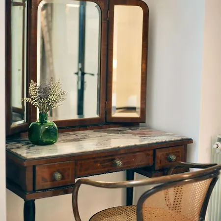 Spacious & Quiet Miracle In Trastevere Апартаменты