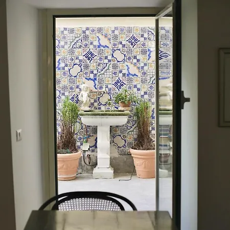 Spacious & Quiet Miracle In Trastevere Апартаменты